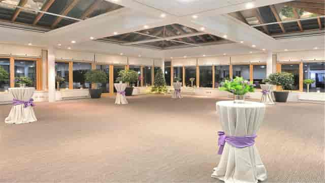 Stirling Court Hotel - image 3