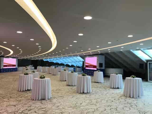 Modern ASPAN VIP-hall at Korme with glass walls, ideal for corporate networking and event reception.