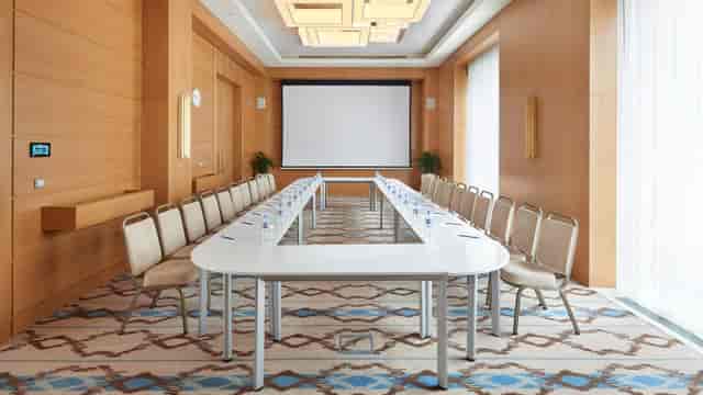 U-shape boardroom at Tashkent Plaza, modern wood meeting room for corporate workshops.