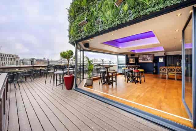 Traditional London Pub w/ Roof Terrace & Private Room - image 2