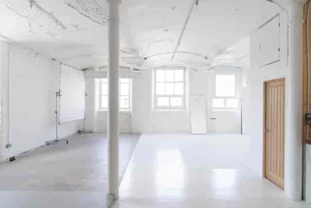 Natural light concrete studio - image 2