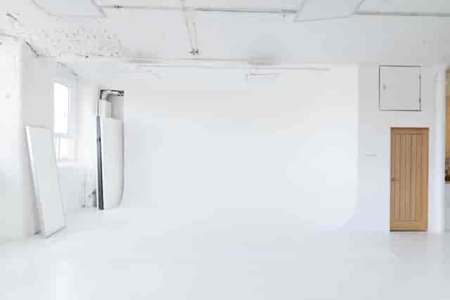 Natural light concrete studio - image 3
