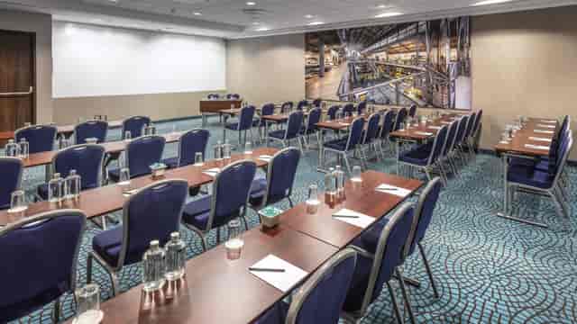Courtyard by Marriott Prague - image 2