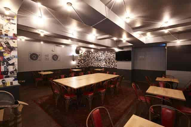 Industrial-chic breakout space with modular seating for team workshops and corporate meetings.