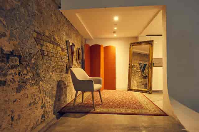 Industrial brick breakout space in Art Play Shoreditch, ideal for VIP meetings and content creation.