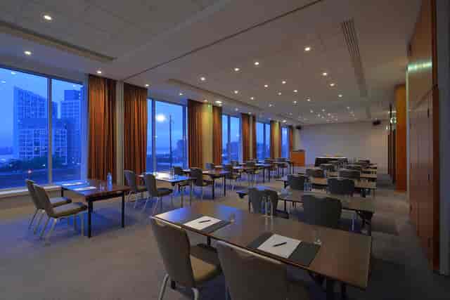 Dublin Suite at Radisson Blu: modern meeting room with natural light for workshops and presentations.