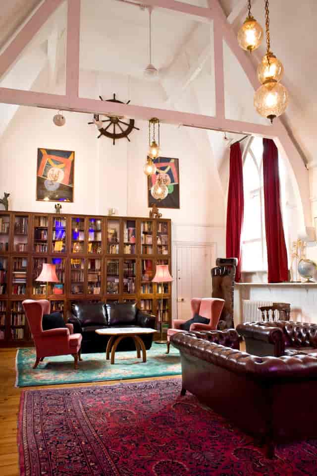 Stylish meeting space with plush armchairs for creative brainstorming events.