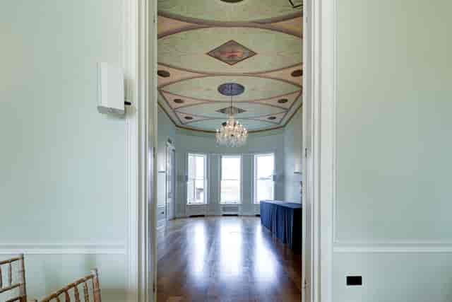 Elegant meeting space with chandelier, ideal for workshops and upscale events.