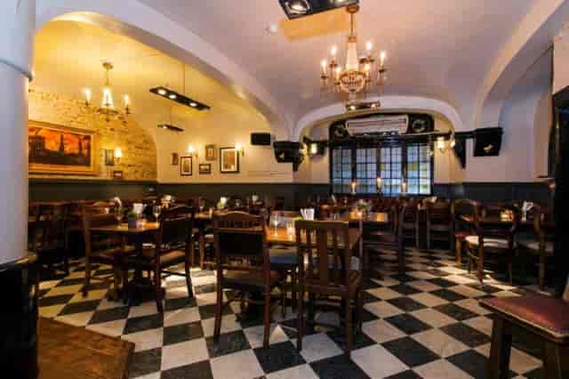 Marthas Cellar Bar: cozy dining space with wooden tables, ideal for private events and meetings.