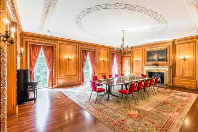 Elegant meeting room with round table, ideal for executive meetings and conferences.