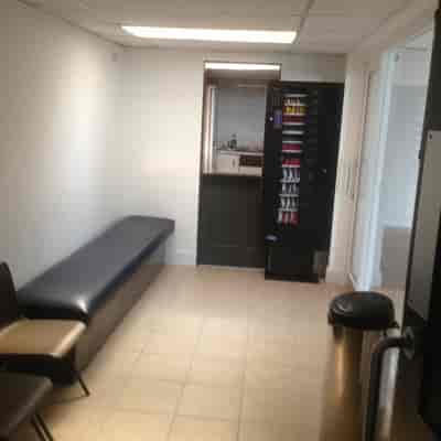 Break room in Murray's Studio with sleek bench, ideal for events and networking.