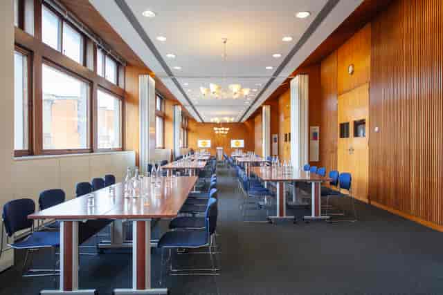 Modern U-shaped meeting room with natural light for corporate workshops.
