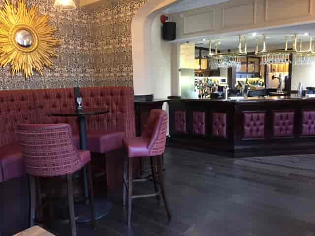 Beauforts Pub at Best Western: modern bar, plush seating for events and gatherings.