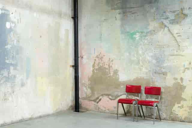 Minimalist meeting space with red chairs, ideal for workshops and brainstorming sessions.