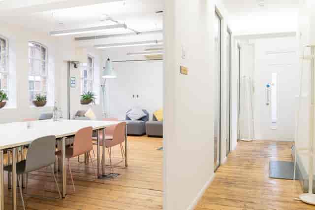 Modern meeting space with large table, ideal for creative workshops and team meetings.