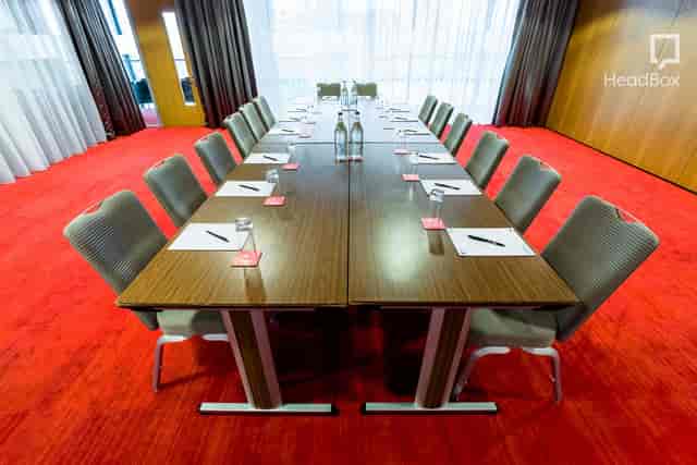 Modern meeting space with long table, ideal for corporate events and workshops.