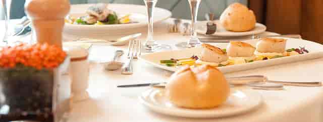 Da Vinci Room dining table with scallops, ideal for corporate events and galas.